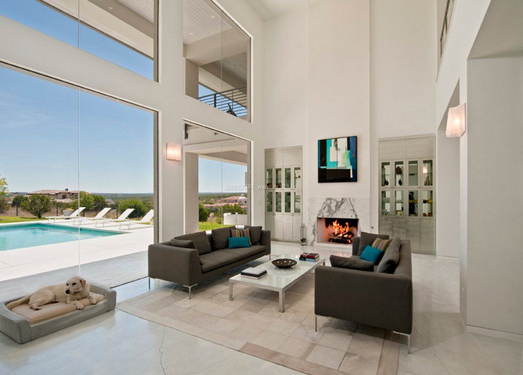 挑高小复式室内玻璃房 通透美学与功能性的完美结合